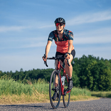 Ein Mann fährt mit professioneller Ausrüstung Fahrrad